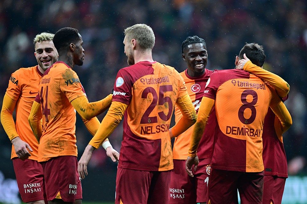 Herkes bu kararını konuşuyordu: "Lucas Torreira'ya yapılan hareket net olarak kırmızı kart! Gol öncesi Köhn'ün yaptığı hareket ise faul değil" 3