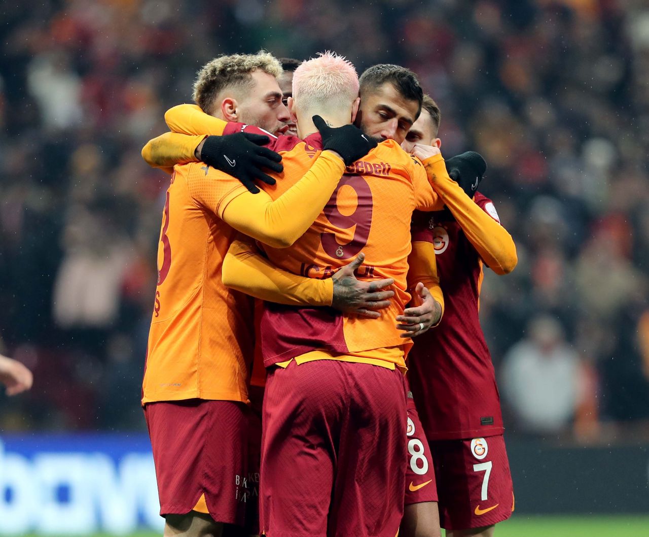 Sosyal medyayı ayağa kaldıran sözler! "Mauro Icardi yürüyerek oynadı ama Rizespor bu duran santrfora bile gol attırdı! İşte ligimizin hali... Dries Mertens vasat, Kerem Aktürkoğlu etkisiz, Wilfried Zaha yetersiz!" 4