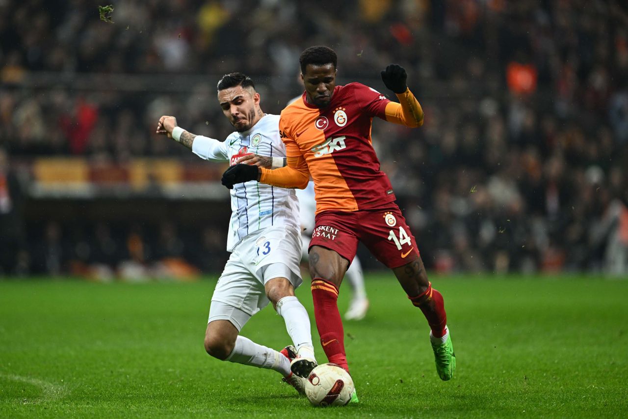 Sosyal medyayı ayağa kaldıran sözler! "Mauro Icardi yürüyerek oynadı ama Rizespor bu duran santrfora bile gol attırdı! İşte ligimizin hali... Dries Mertens vasat, Kerem Aktürkoğlu etkisiz, Wilfried Zaha yetersiz!" 2