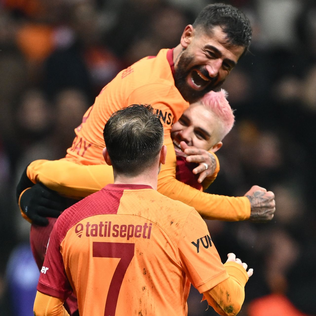 Sosyal medyayı ayağa kaldıran sözler! "Mauro Icardi yürüyerek oynadı ama Rizespor bu duran santrfora bile gol attırdı! İşte ligimizin hali... Dries Mertens vasat, Kerem Aktürkoğlu etkisiz, Wilfried Zaha yetersiz!" 6