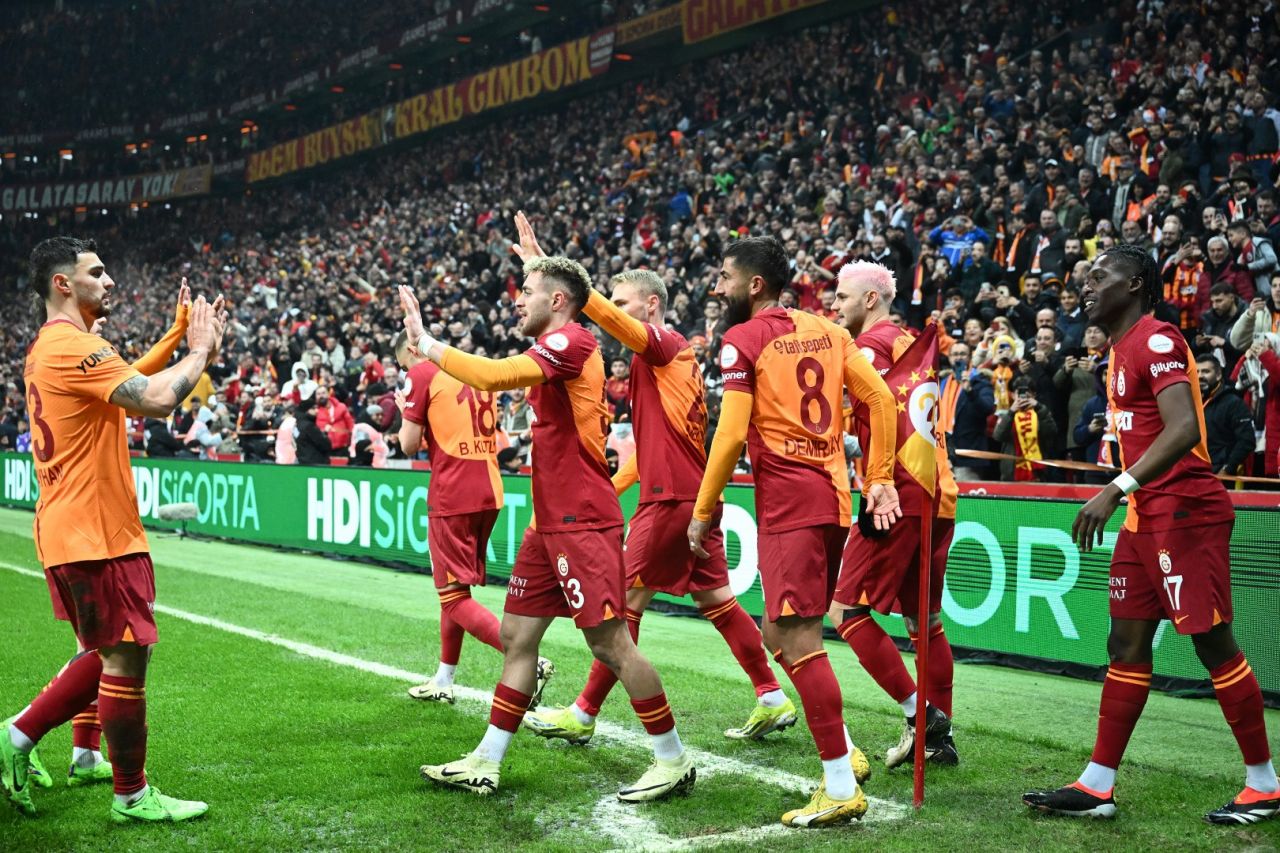 Sosyal medyayı ayağa kaldıran sözler! "Mauro Icardi yürüyerek oynadı ama Rizespor bu duran santrfora bile gol attırdı! İşte ligimizin hali... Dries Mertens vasat, Kerem Aktürkoğlu etkisiz, Wilfried Zaha yetersiz!" 10