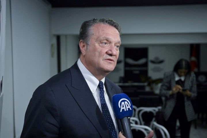 Hasan Arat'tan tarihe geçen konuşma: "Beşiktaş'a çökmüşler! Kulübü soymuşlar! Kimsenin bilmediği futbolculara milyonlar ödüyoruz... Açıklarken utanıyorum" 15