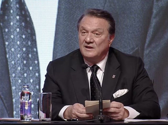 Hasan Arat'tan tarihe geçen konuşma: "Beşiktaş'a çökmüşler! Kulübü soymuşlar! Kimsenin bilmediği futbolculara milyonlar ödüyoruz... Açıklarken utanıyorum" 12