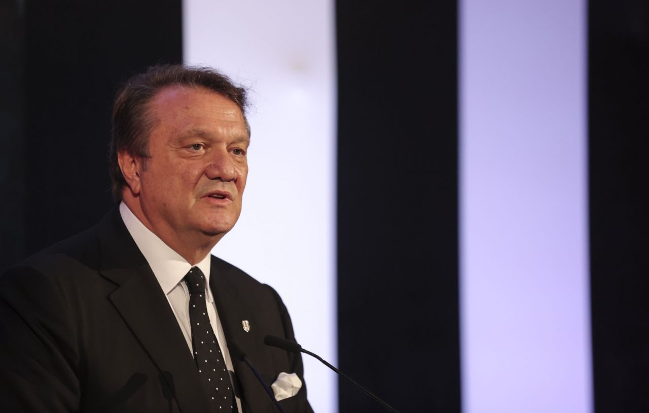 Hasan Arat'tan tarihe geçen konuşma: "Beşiktaş'a çökmüşler! Kulübü soymuşlar! Kimsenin bilmediği futbolculara milyonlar ödüyoruz... Açıklarken utanıyorum" 6