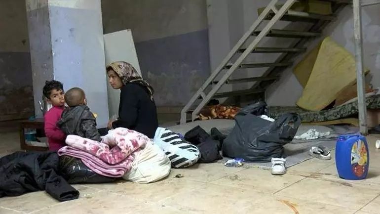 Sultangazi'de yürek burkan olay: Ev sahibi, 5 çocuklu kadını evden attı! 3