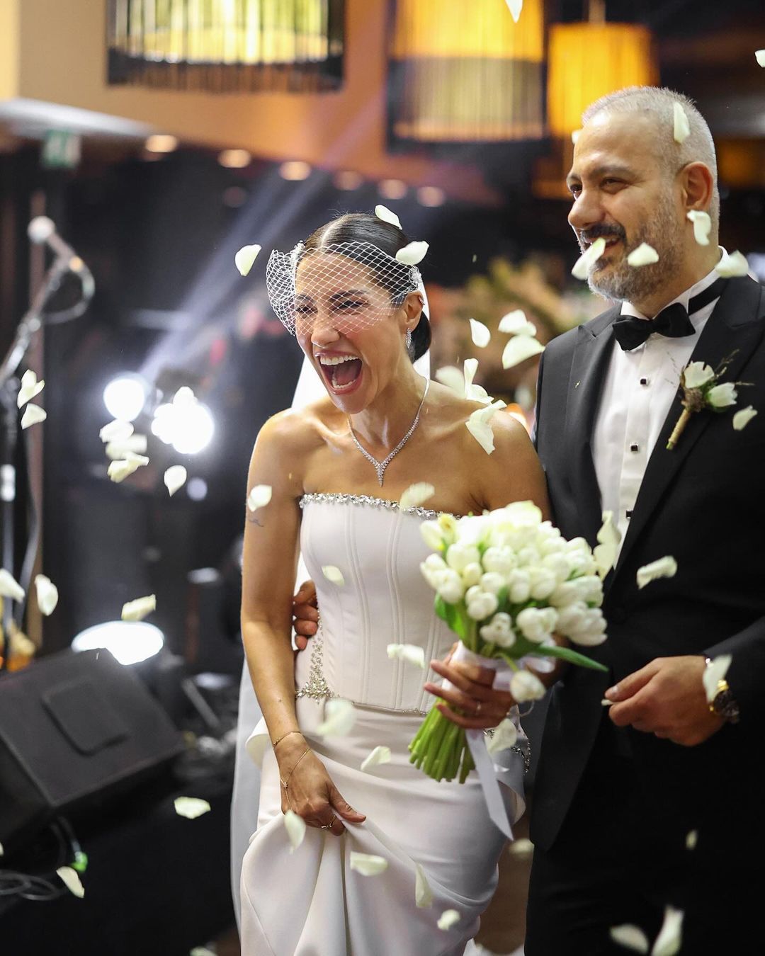 Düğünde ortaya çıktılar! Çağla Şıkel, eski sevgilisi Nail Gönenli ile birlikte ablasının nikah şahidi oldu 1