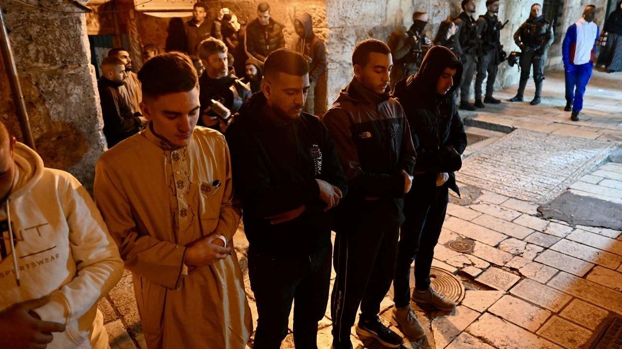Mescid-i Aksa'daki ilk teravihe İsrail kısıtlaması! 2
