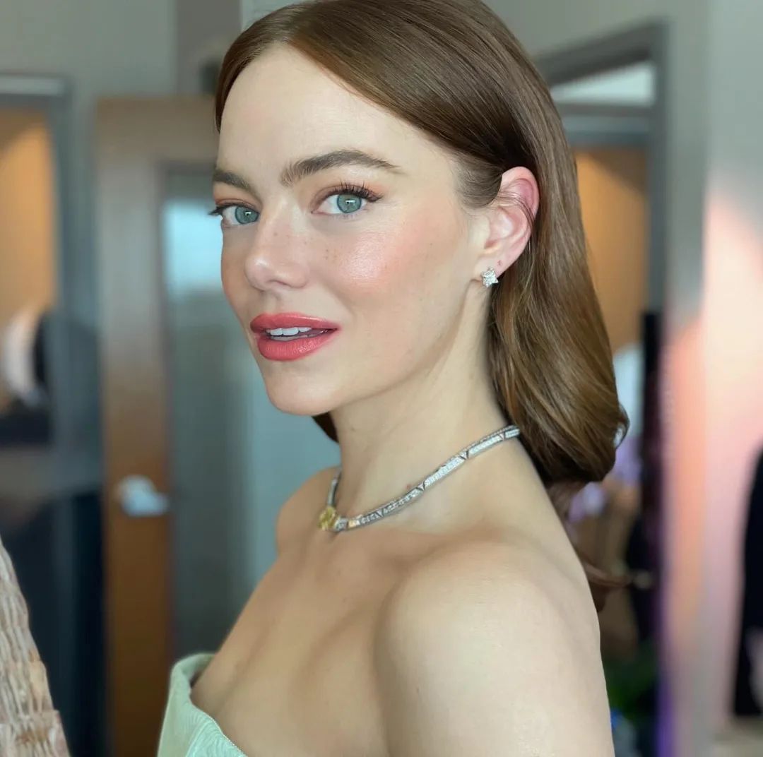 Oscar ödüllerinde talihsiz olay! En İyi Kadın Oyuncu ödülünü alan Emma Stone'un elbisesi yırtıldı 4