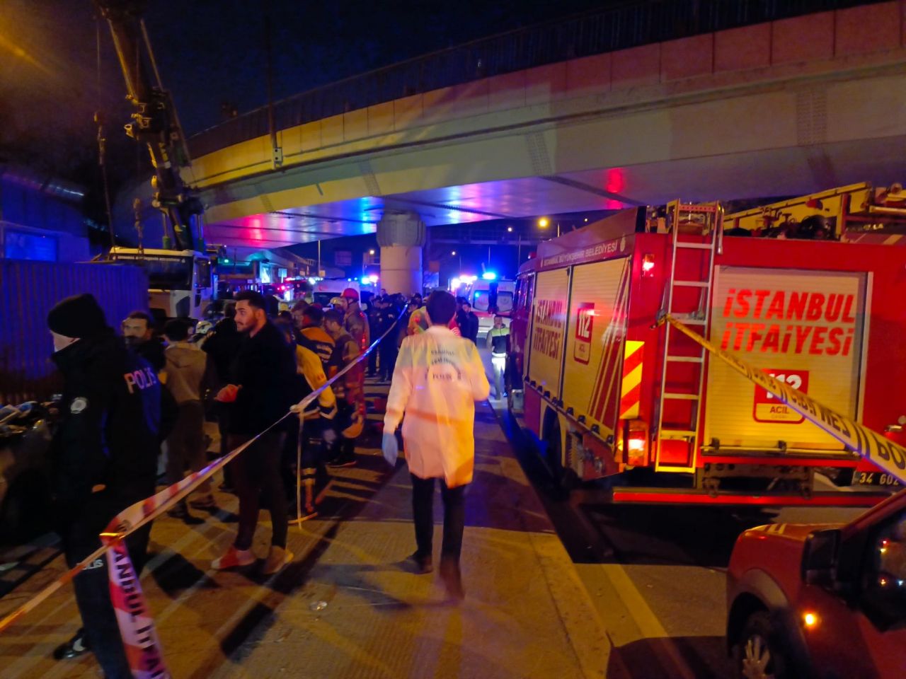 Bakırköy'de üst geçide çarpan TIR otomobilin üzerine devrildi: 4 ölü 1