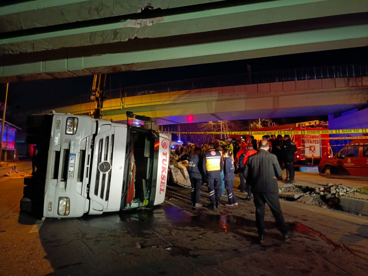 Bakırköy'de üst geçide çarpan TIR otomobilin üzerine devrildi: 4 ölü 2
