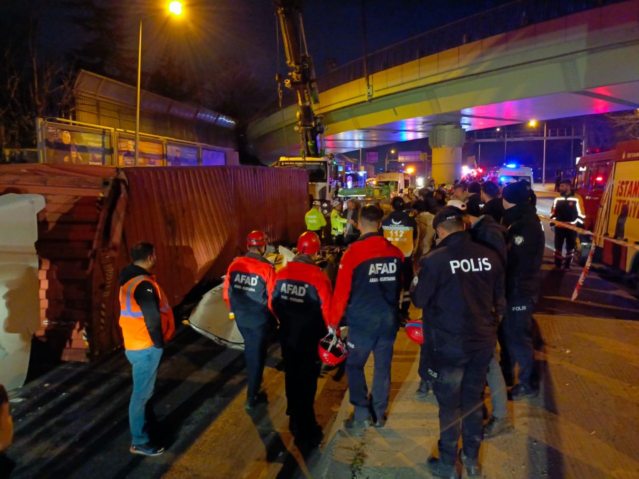 Bakırköy'de üst geçide çarpan TIR otomobilin üzerine devrildi: 4 ölü 3