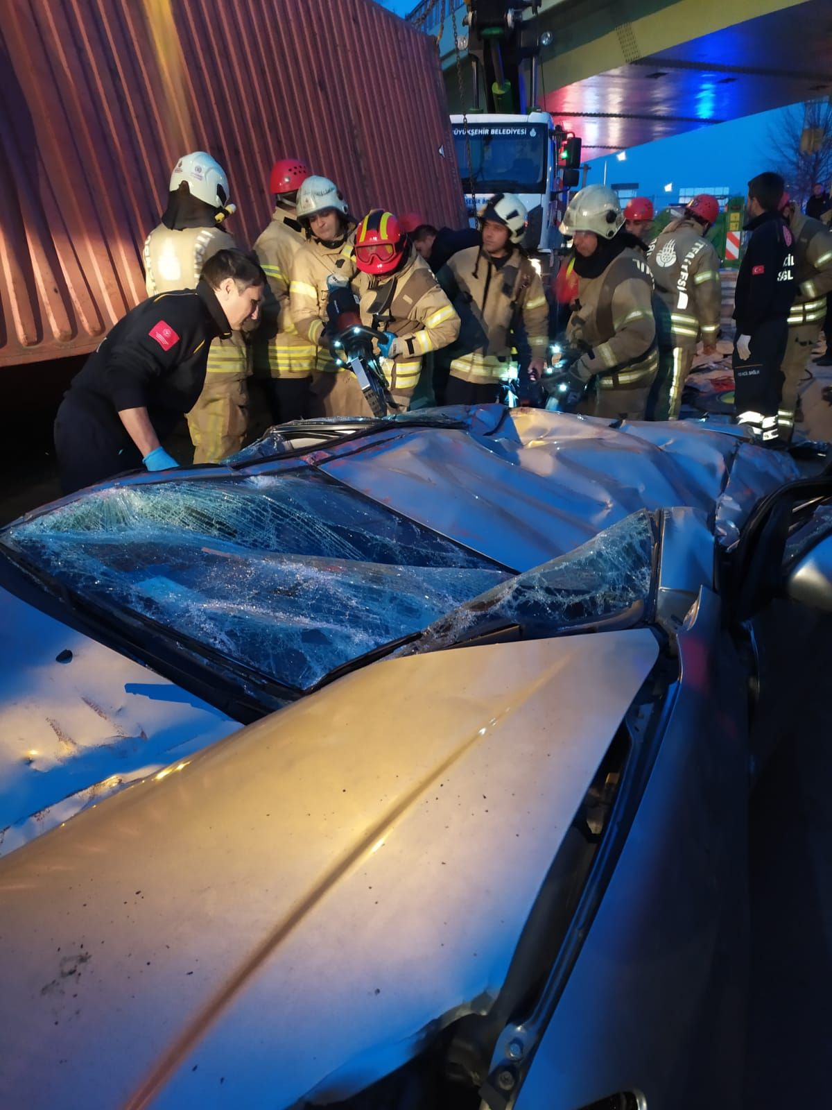 Bakırköy'de üst geçide çarpan TIR otomobilin üzerine devrildi: 4 ölü 4