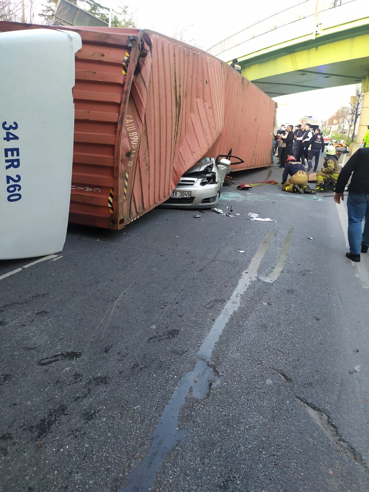 Bakırköy'de üst geçide çarpan TIR otomobilin üzerine devrildi: 4 ölü 5