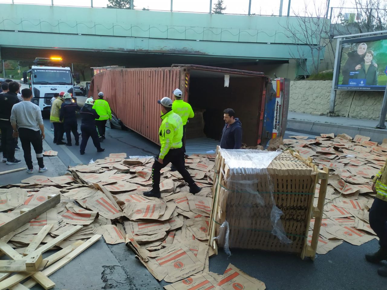 Bakırköy'de üst geçide çarpan TIR otomobilin üzerine devrildi: 4 ölü 6