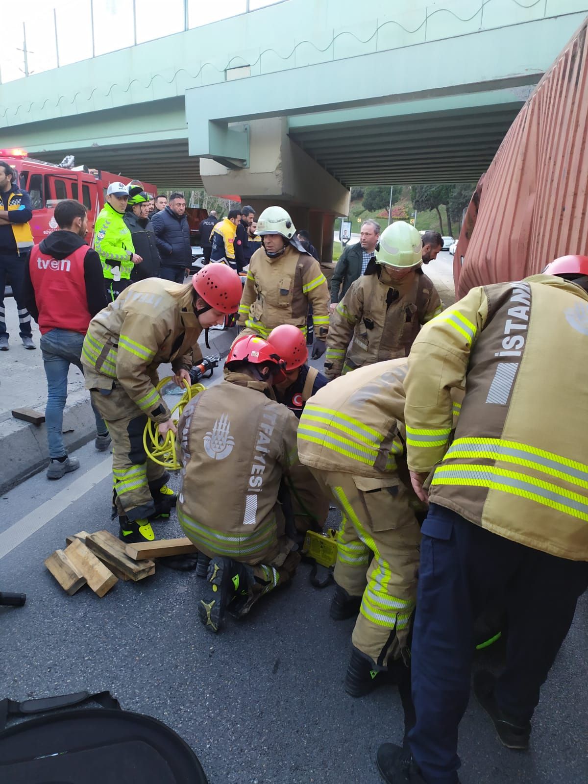 Bakırköy'de üst geçide çarpan TIR otomobilin üzerine devrildi: 4 ölü 7