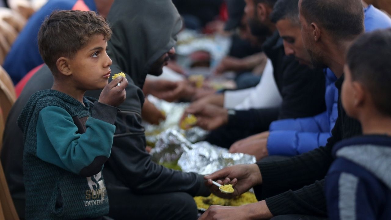 Filistinliler yıkılan evlerinin enkazı üstünde ilk iftarını yaptı 13