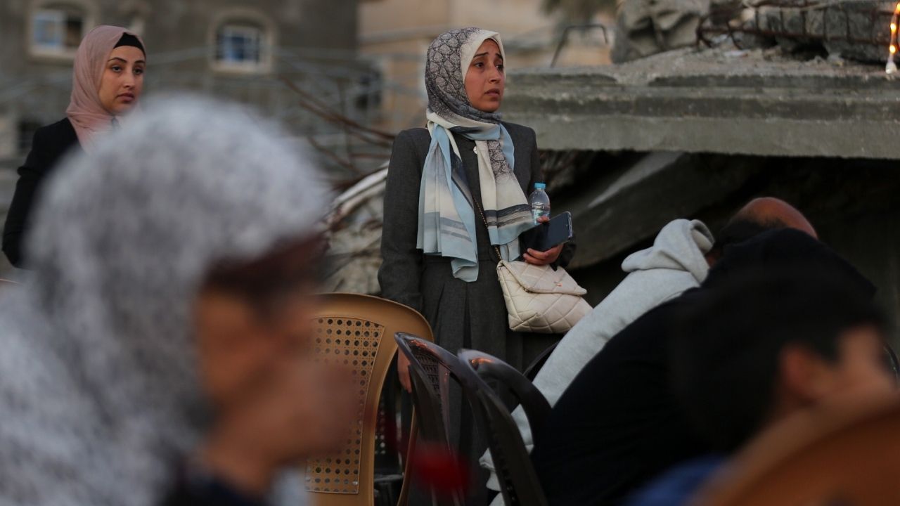 Filistinliler yıkılan evlerinin enkazı üstünde ilk iftarını yaptı 14
