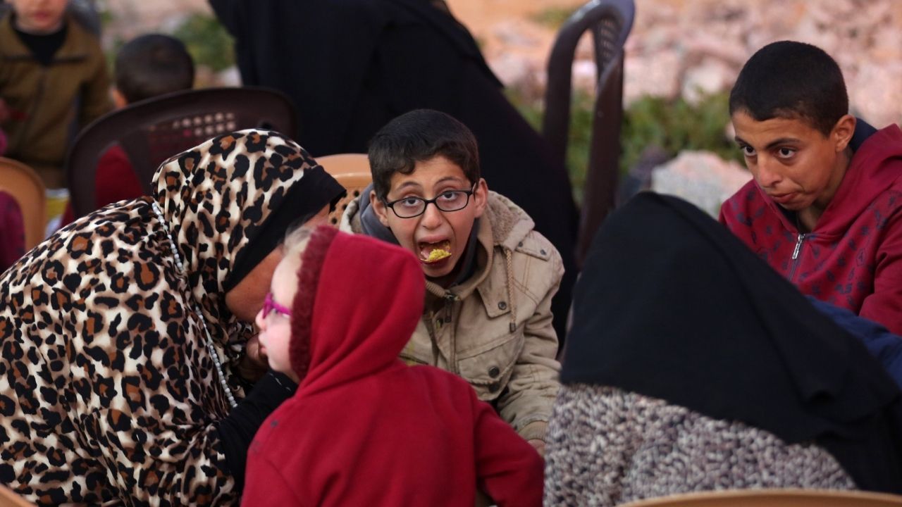 Filistinliler yıkılan evlerinin enkazı üstünde ilk iftarını yaptı 15