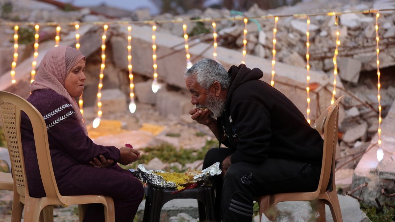 Filistinliler yıkılan evlerinin enkazı üstünde ilk iftarını yaptı 16