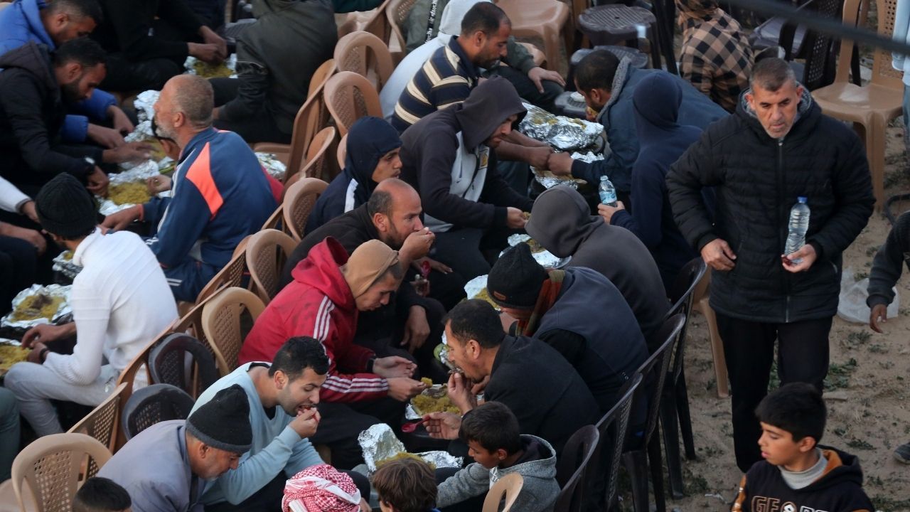 Filistinliler yıkılan evlerinin enkazı üstünde ilk iftarını yaptı 2