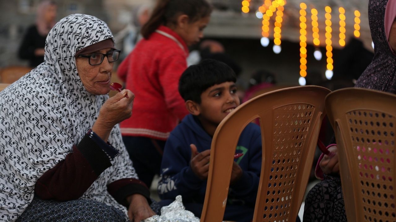 Filistinliler yıkılan evlerinin enkazı üstünde ilk iftarını yaptı 4