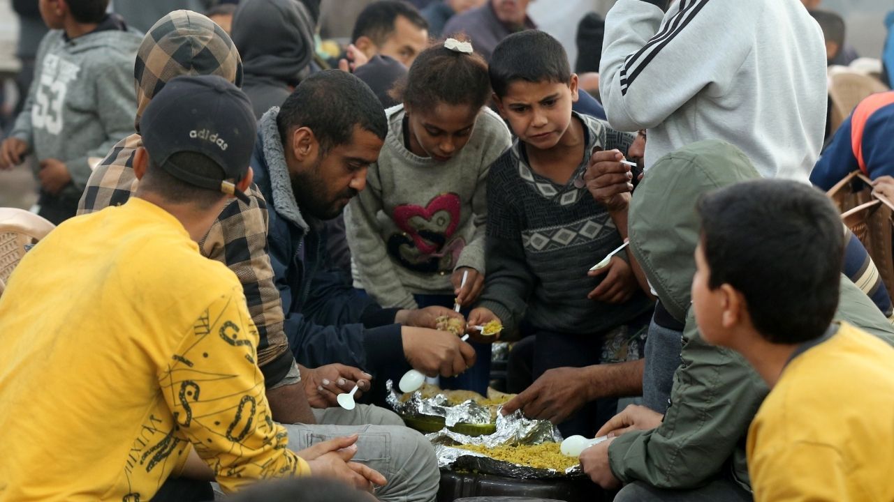 Filistinliler yıkılan evlerinin enkazı üstünde ilk iftarını yaptı 5