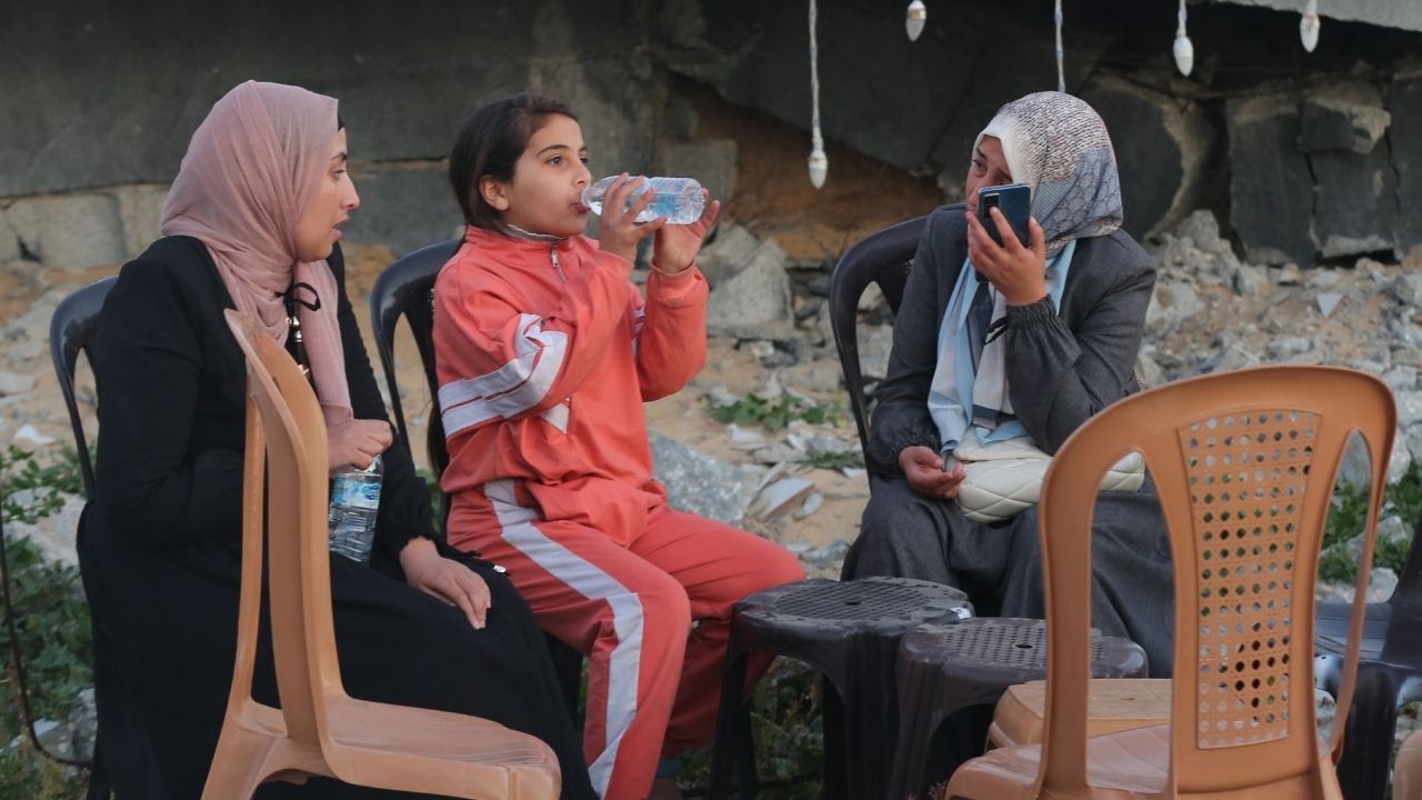 Filistinliler yıkılan evlerinin enkazı üstünde ilk iftarını yaptı 6