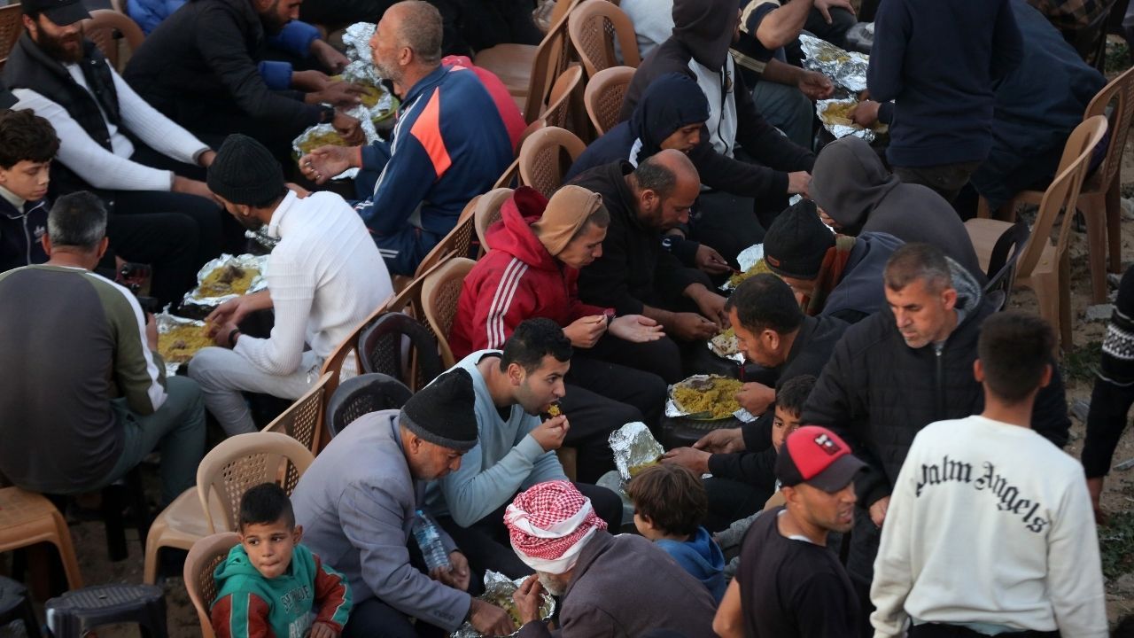 Filistinliler yıkılan evlerinin enkazı üstünde ilk iftarını yaptı 7