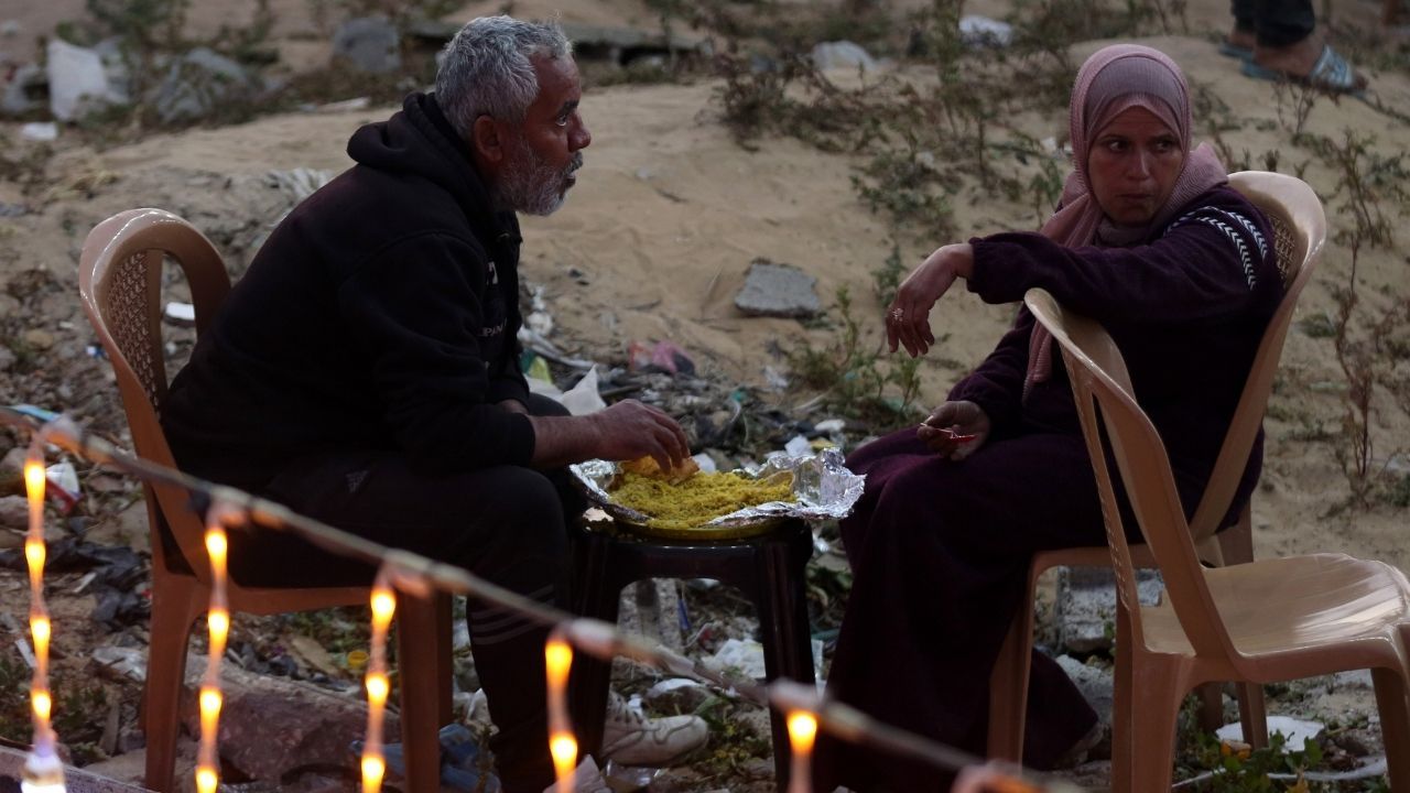 Filistinliler yıkılan evlerinin enkazı üstünde ilk iftarını yaptı 8