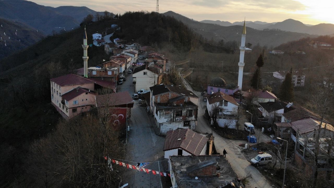 Bir adımda il değiştirip 1 dakika arayla oruç açıyorlardı iki mahalleden ortak iftar kararı 1