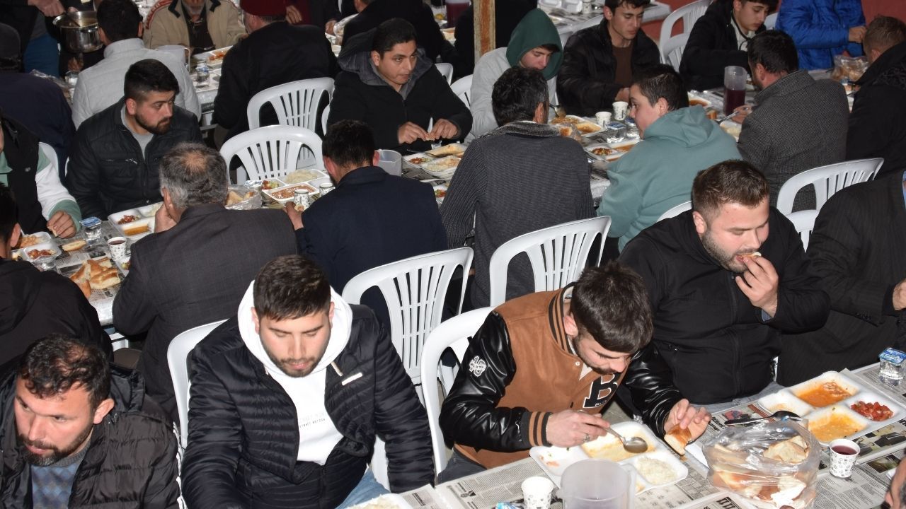 Bir adımda il değiştirip 1 dakika arayla oruç açıyorlardı iki mahalleden ortak iftar kararı 3