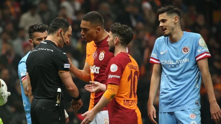 Galatasaray maçı hakeminden herkesi şok eden itiraf: “Dünya futbol tarihinde görülmemiş olay! Verdiği penaltı için ‘Penaltı değildi hocam’ dedi. Bunun kaydı TFF’de var. Bu artık bir adli vaka!” 8