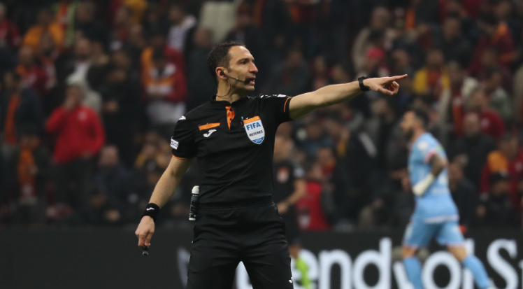 Galatasaray maçı hakeminden herkesi şok eden itiraf: “Dünya futbol tarihinde görülmemiş olay! Verdiği penaltı için ‘Penaltı değildi hocam’ dedi. Bunun kaydı TFF’de var. Bu artık bir adli vaka!” 9