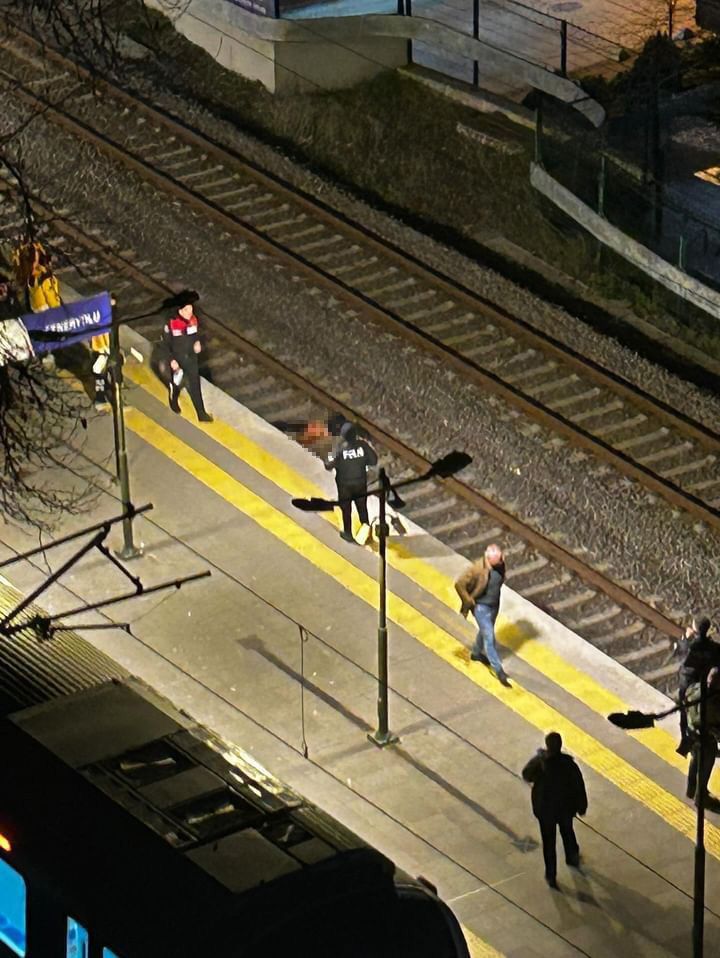 Marmaray'da bir kişi raylara atlayarak intihar etti 1
