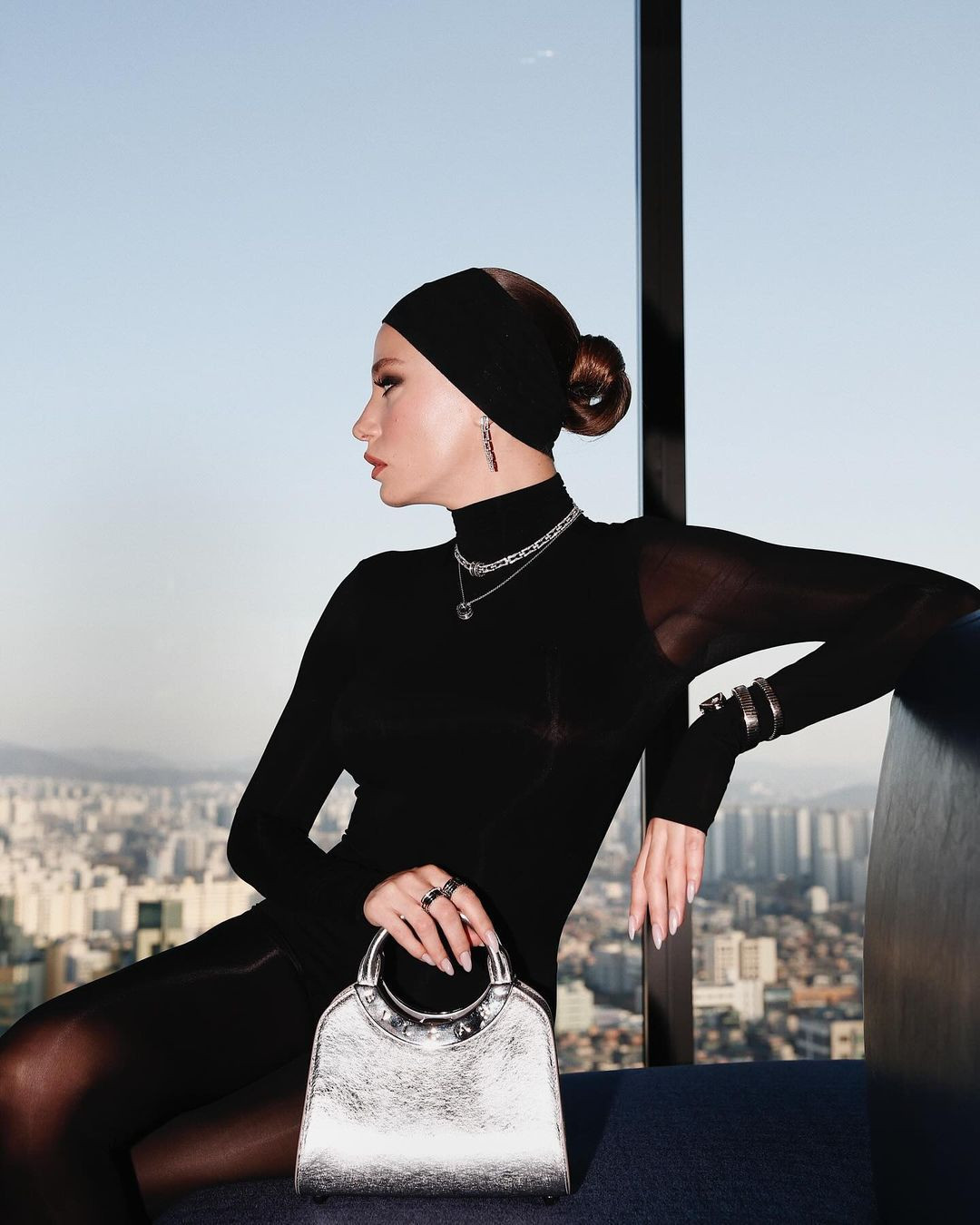 Seul'den fotoğraf paylaşan Serenay Sarıkaya'ya Kızılcık Şerbeti dizisi göndermesi 5