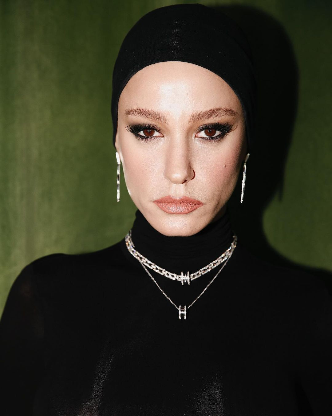 Seul'den fotoğraf paylaşan Serenay Sarıkaya'ya Kızılcık Şerbeti dizisi göndermesi 8