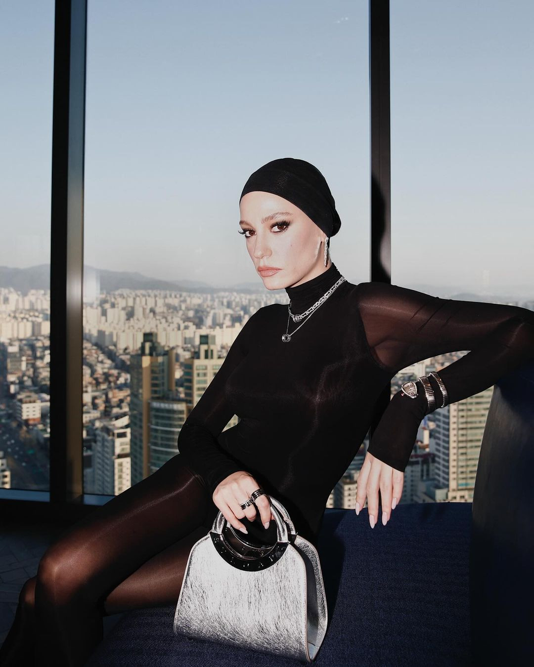 Seul'den fotoğraf paylaşan Serenay Sarıkaya'ya Kızılcık Şerbeti dizisi göndermesi 6