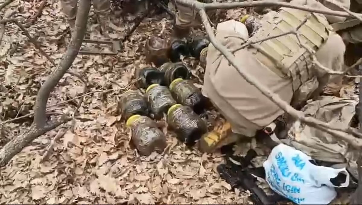 PKK'lı teröristlerin kullandığı 11 sığınak ve 2 depo imha edildi 4