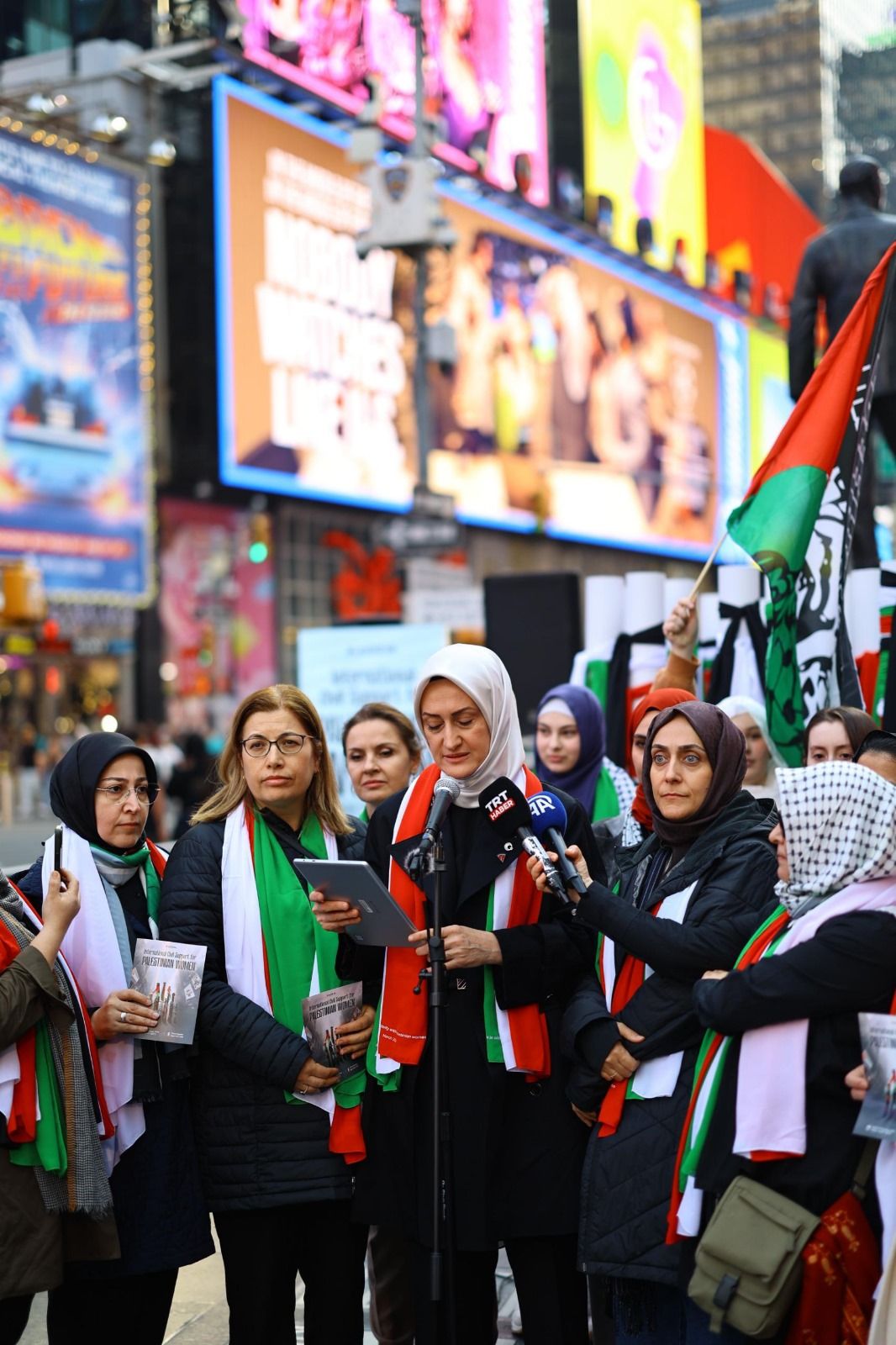 KADEM, New York Times Meydanı'nda Filistinli cesur kadınların sesini dünyaya haykırdı! 4