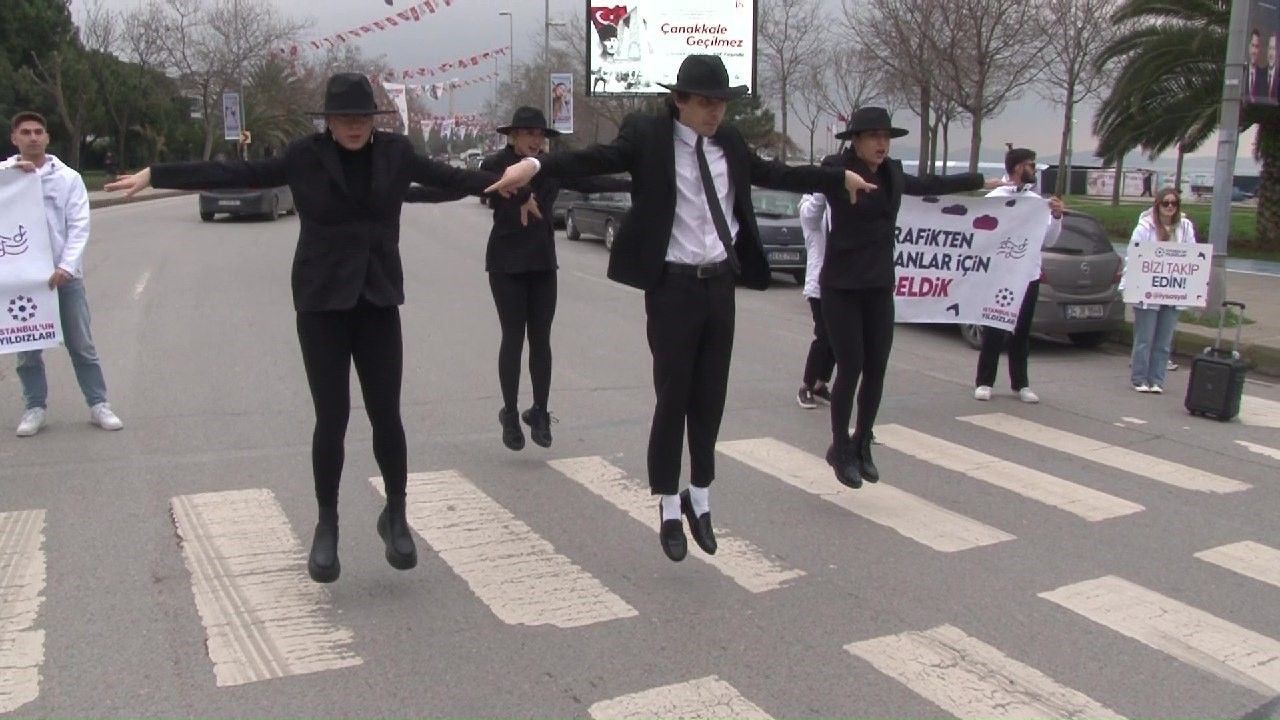 Kadıköy trafiğinde "moonwalk" dansı 1
