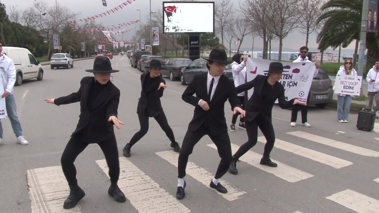 Kadıköy trafiğinde "moonwalk" dansı 3
