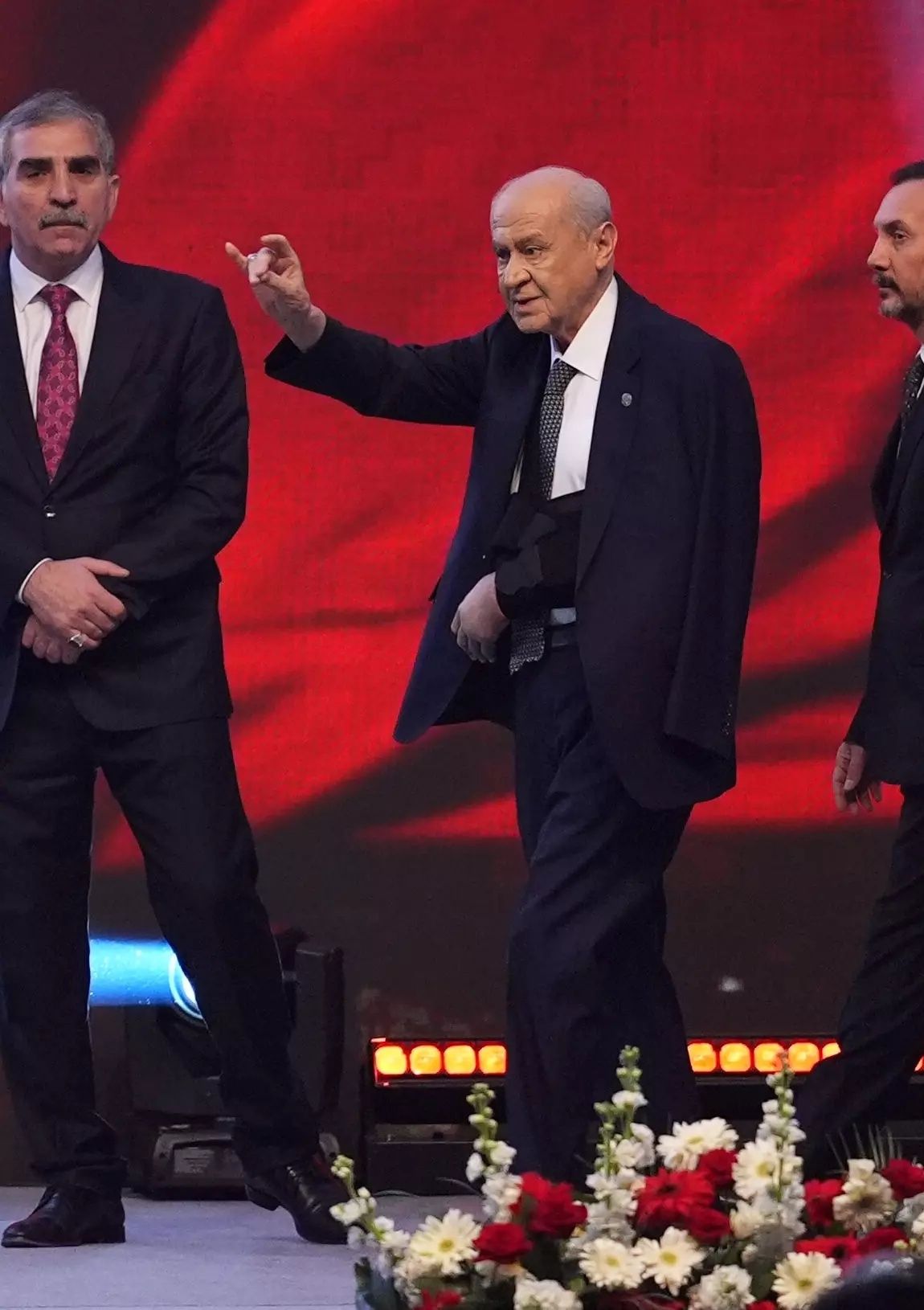MHP Kurultayı'na kolu sargılı geldi... Devlet Bahçeli'nin omzu burkuldu! 2