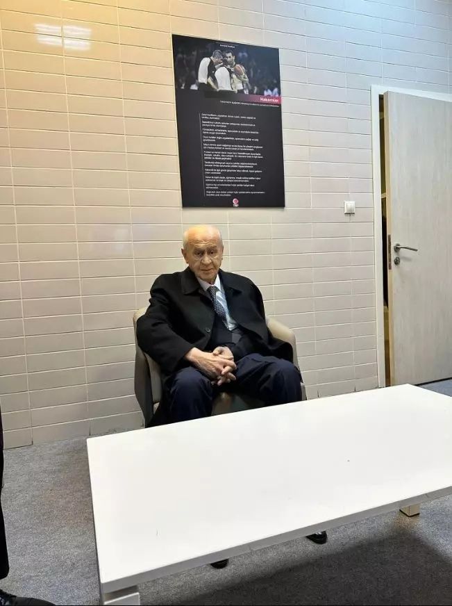 MHP Kurultayı'na kolu sargılı geldi... Devlet Bahçeli'nin omzu burkuldu! 3