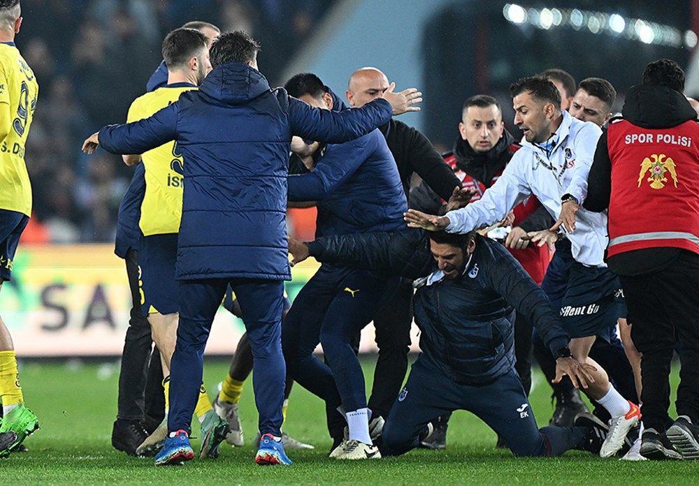 Dünyaya rezil olduk! Maç sonu yaşananlar dış basına işte böyle yansıdı: "Trabzonsporlu radikaller Fenerbahçeli oyunculara saldırdı! Barbar Türkler'den içler acısı manzara" 2