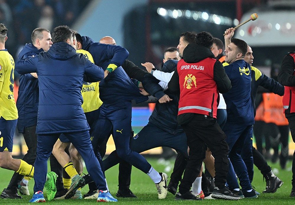 Dünyaya rezil olduk! Maç sonu yaşananlar dış basına işte böyle yansıdı: "Trabzonsporlu radikaller Fenerbahçeli oyunculara saldırdı! Barbar Türkler'den içler acısı manzara" 5
