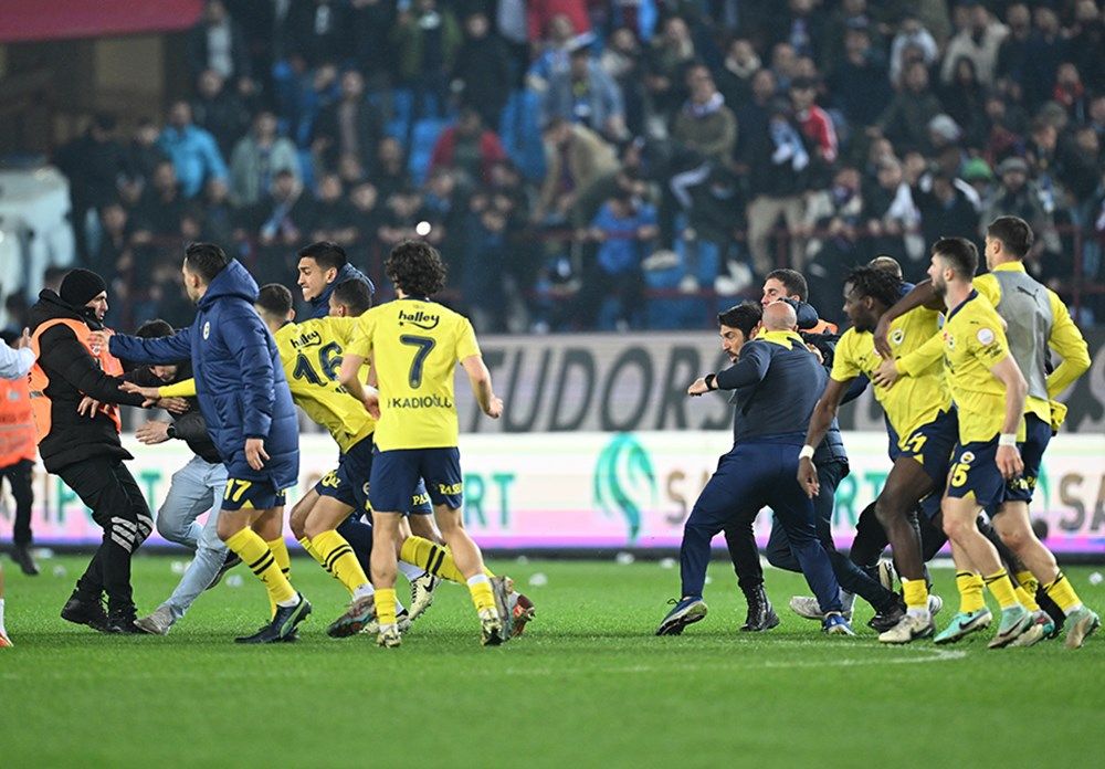 Dünyaya rezil olduk! Maç sonu yaşananlar dış basına işte böyle yansıdı: "Trabzonsporlu radikaller Fenerbahçeli oyunculara saldırdı! Barbar Türkler'den içler acısı manzara" 7