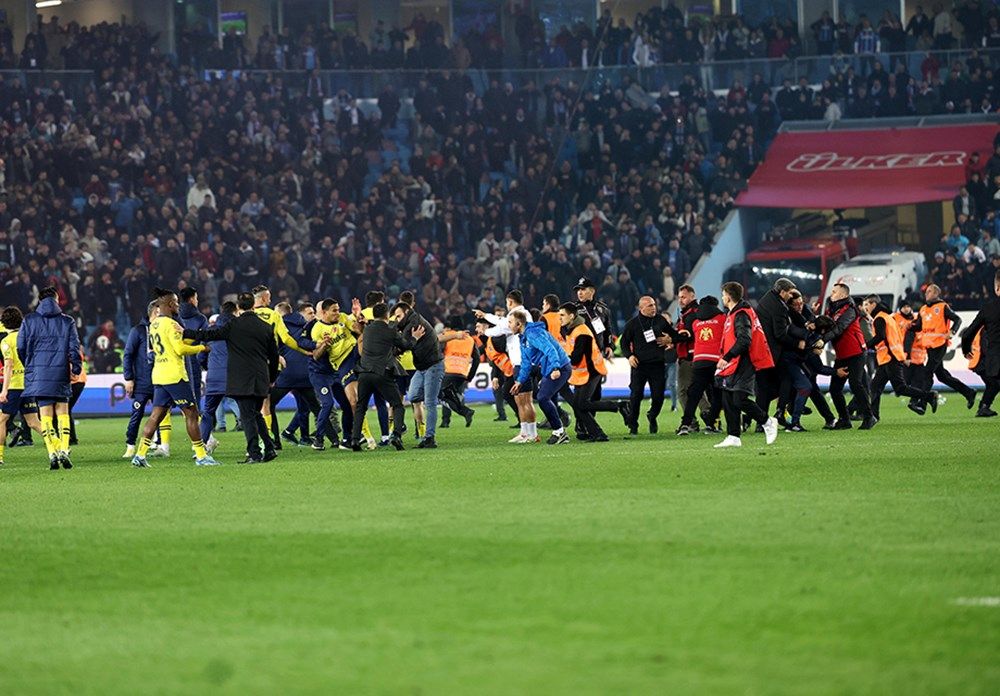 Dünyaya rezil olduk! Maç sonu yaşananlar dış basına işte böyle yansıdı: "Trabzonsporlu radikaller Fenerbahçeli oyunculara saldırdı! Barbar Türkler'den içler acısı manzara" 13