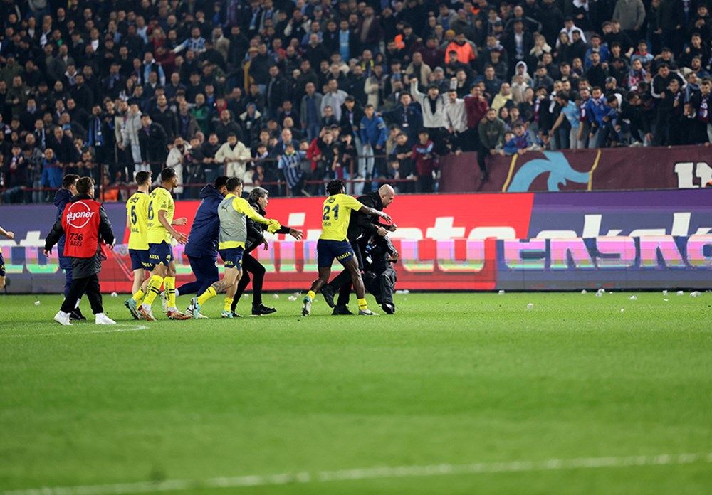 Dünyaya rezil olduk! Maç sonu yaşananlar dış basına işte böyle yansıdı: "Trabzonsporlu radikaller Fenerbahçeli oyunculara saldırdı! Barbar Türkler'den içler acısı manzara" 11
