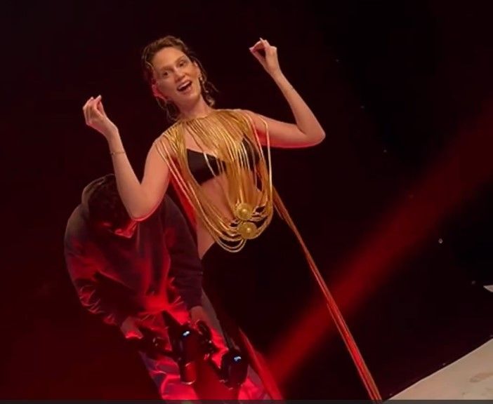 Farah Zeynep Abdullah'tan oryantal şov! Dansıyla ve tarzıyla sosyal medyayı salladı 3