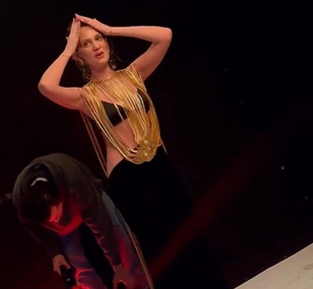 Farah Zeynep Abdullah'tan oryantal şov! Dansıyla ve tarzıyla sosyal medyayı salladı 4
